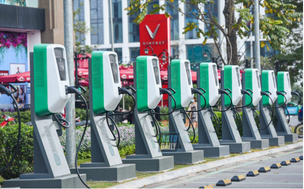 VINFAST TUYÊN BỐ: “KHÔNG THU PHÍ SẠC XE ĐIỆN, SẼ LẤY THEO GIÁ ĐIỆN THỊ TRƯỜNG”